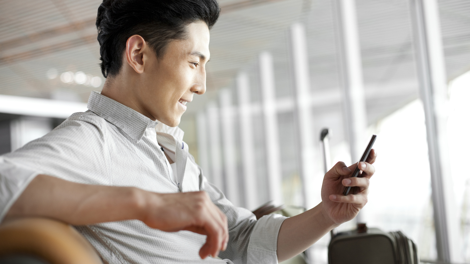 man-airport-phone-1600x900