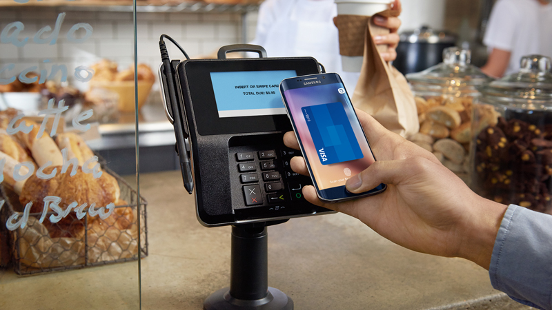 Pagamento por aproximação com cartão em cafeteria