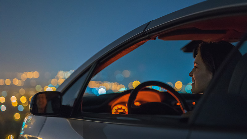 avis-car-800x450 A woman sitting in the car and looking at the night city landscape